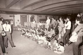 El metro en construcción. Los niños recibiendo formación, acerca del uso y cuidado del mismo. 1982